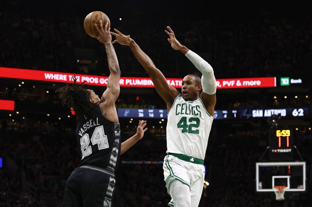 斯普利特：我们总是被对手扇几巴掌才清醒，然后又开始放松（斯普利特：总得挨对手几记耳光才醒，醒了又很快松懈）